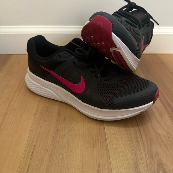 Nike Shoes - Nike Women's Black and Fuchsia Athletic Running Shoes 9.5